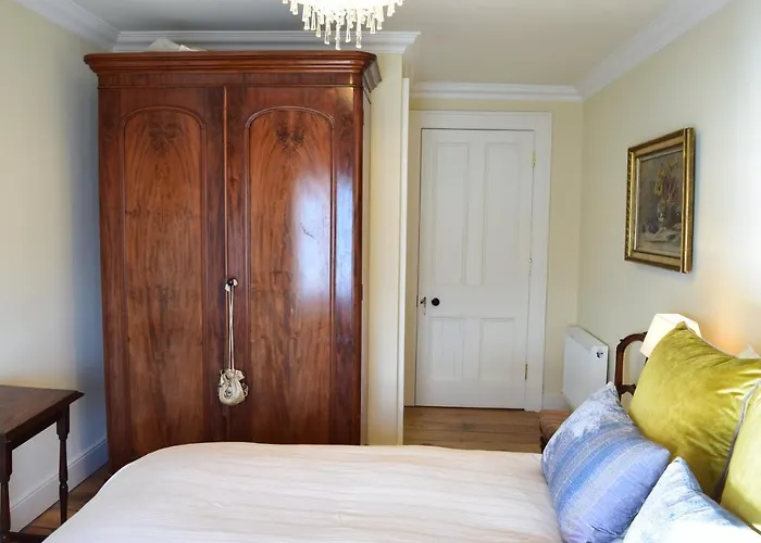 West House -sea Views Проживание в семье